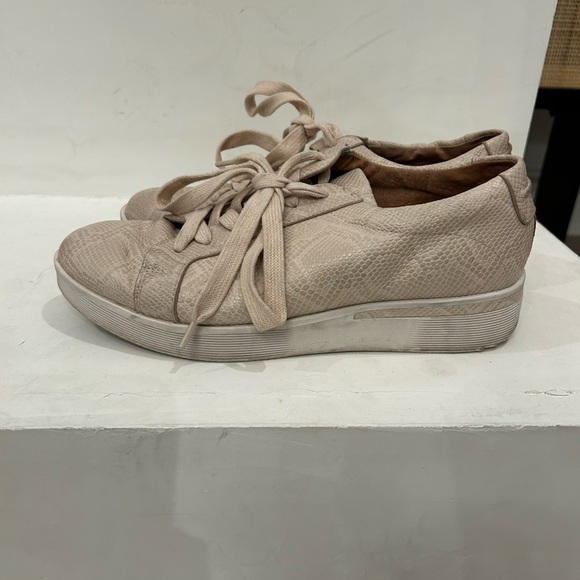 GENTLE SOULS by Kenneth Cole 8M Nude Haddie embossed leather comfort sneakers - Picture 7 of 8